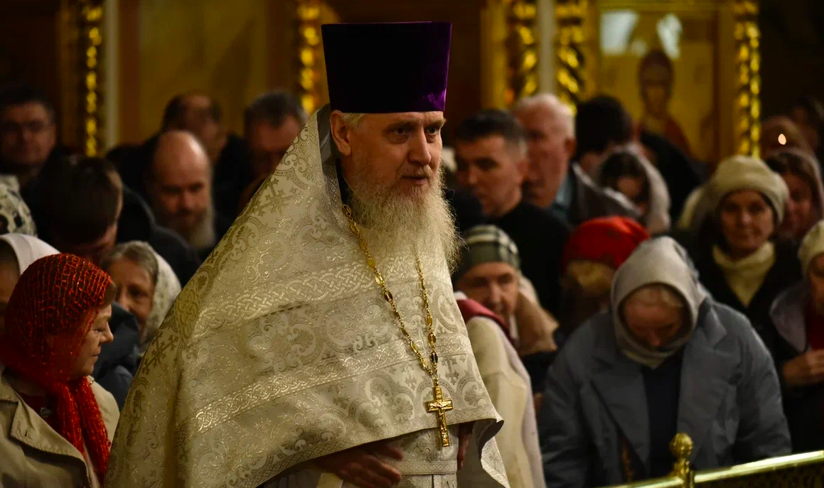 Фото Сотни прихожан пришли на ночную пасхальную службу в Вознесенский собор Новосибирска – 20 кадров 7 - Сиб.ФМ Фото Сотни прихожан пришли на ночную пасхальную службу в Вознесенский собор Новосибирска – 20 кадров 7